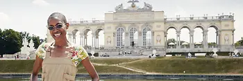 Adia mit ihren Kindern vor der Gloriette