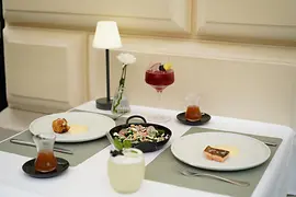 Intérieur du restaurant Hausbar, table dressée avec plats