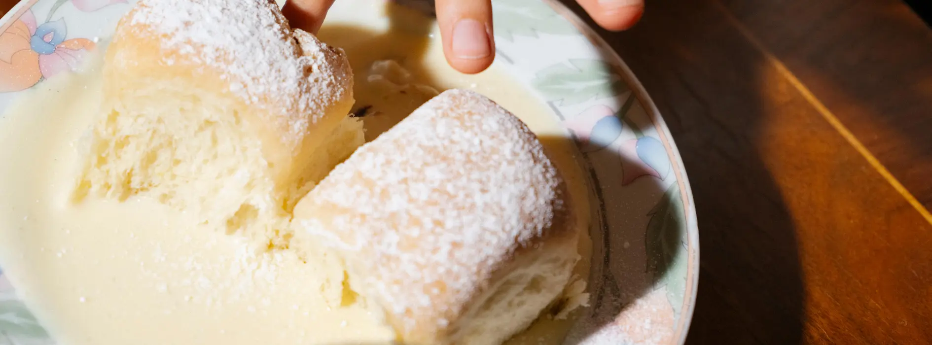 Image of Buchteln (yeast buns) with tasting fingers at the Vollpension café