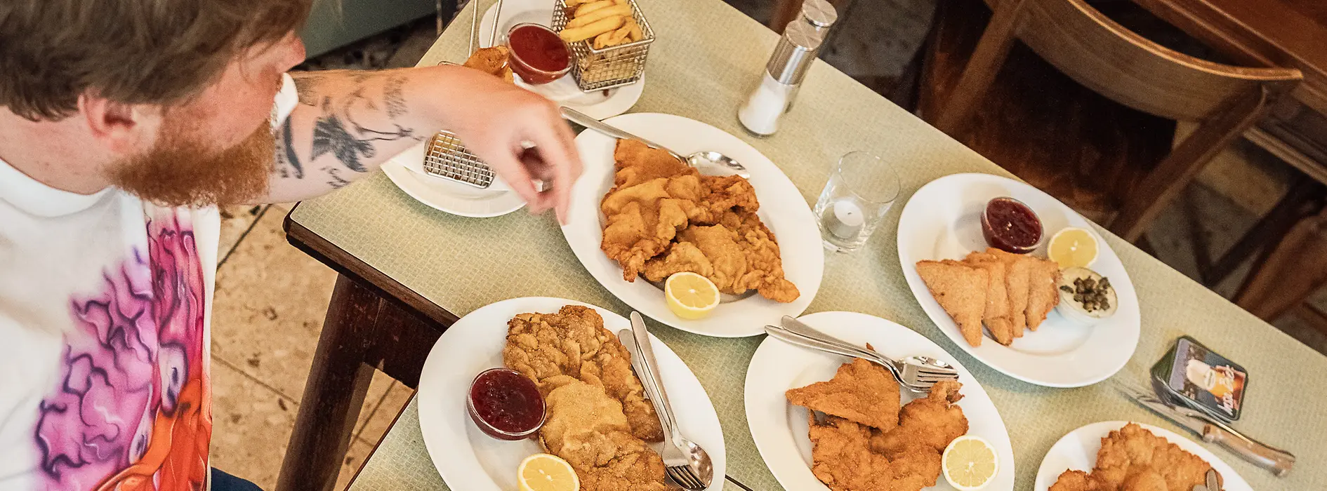 Deux personnes à table devant plusieurs Wiener Schnitzel