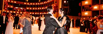 Parejas en la pista durante el baile de la Ópera Nacional de Viena