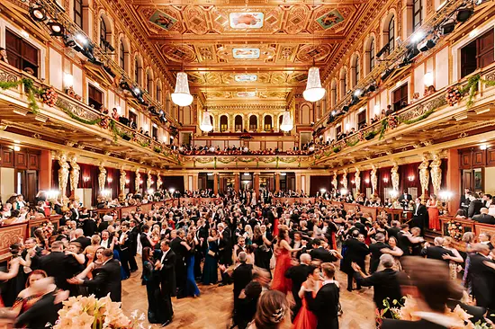 Tanzende Paare am Ball der Philharmoniker im Wiener Musikverein