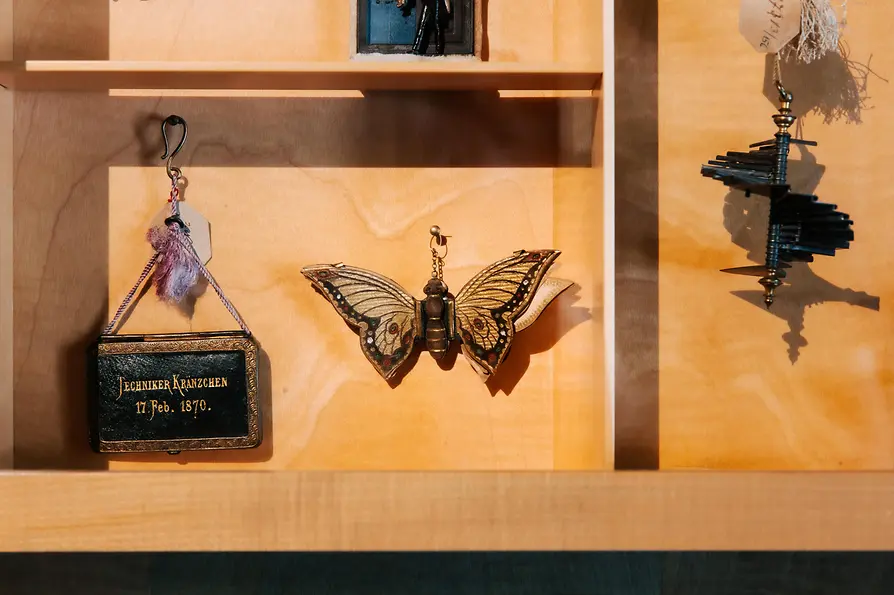 Vitrine avec des dons historiques de dames (cadeaux offerts aux dames lors de bals) - un papillon, un escalier