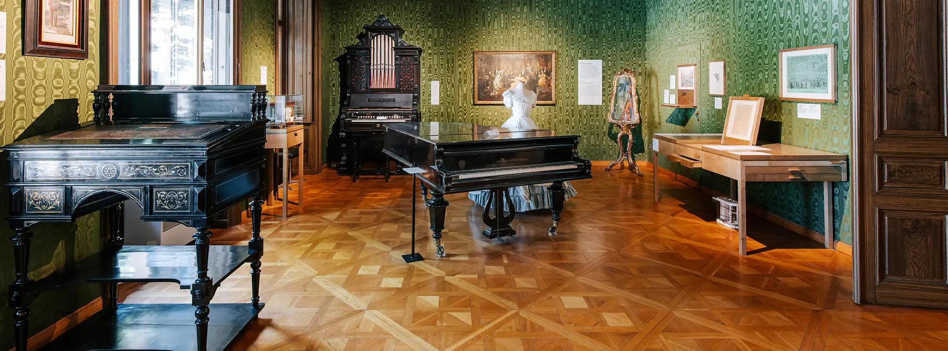 Salon vert dans l'appartement de Strauss avec pupitre, piano et étui à violon