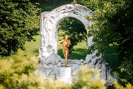 Pozlacená socha krále valčíku Johanna Strausse Sohna ve vídeňském Stadtparku.