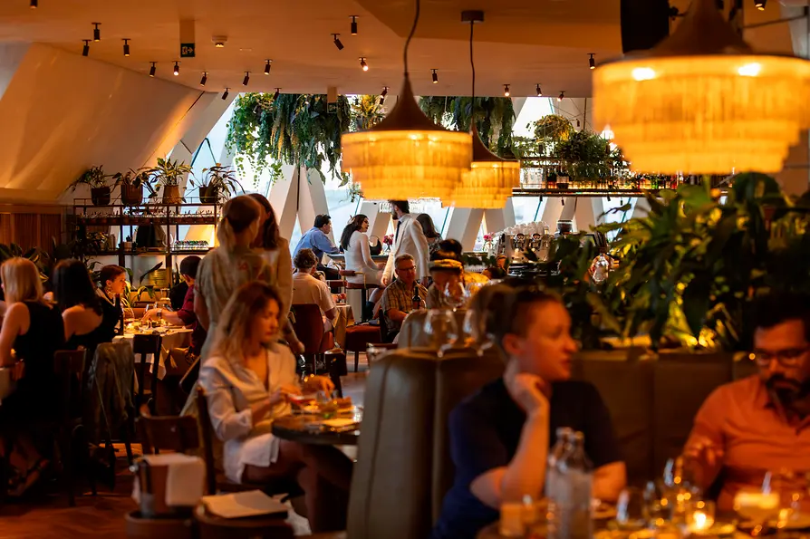 Vista del restaurante con gente