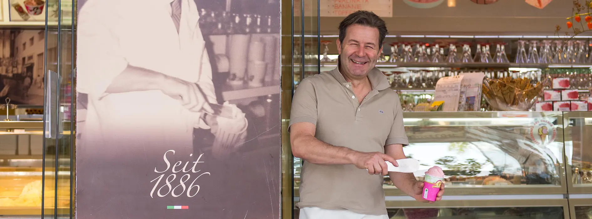 Eissalon Schwedenplatz, Silvio Molin Pradel holds a sundae in front of the counter