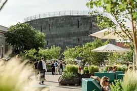 Múzeumi mumok a MuseumsQuartierben zöldövezetben