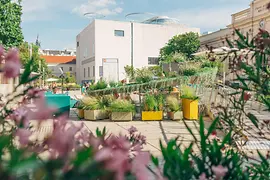 Nyári színpad a MuseumsQuartier Bécsben virágokkal