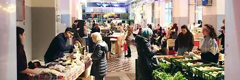 Persone in una sala del mercato