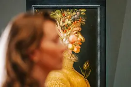 Kunsthistorisches Museum, Besucherin vor Arcimboldo-Gemälde "Sommer"