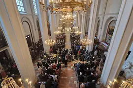 Widok z góry na uroczystą mszę w wypełnionym po brzegi kościele augustianów.