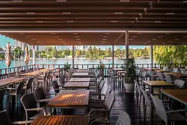 Restaurante con el Danubio al fondo