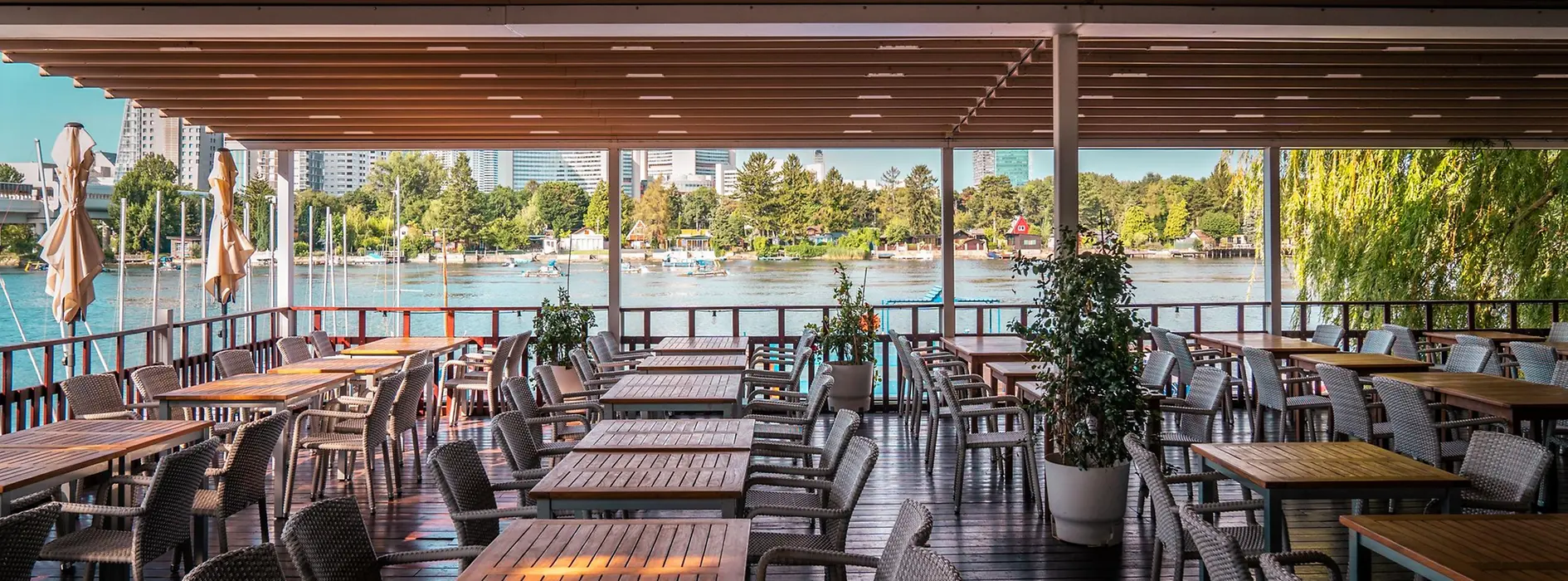 Restaurace s Dunajem v pozadí