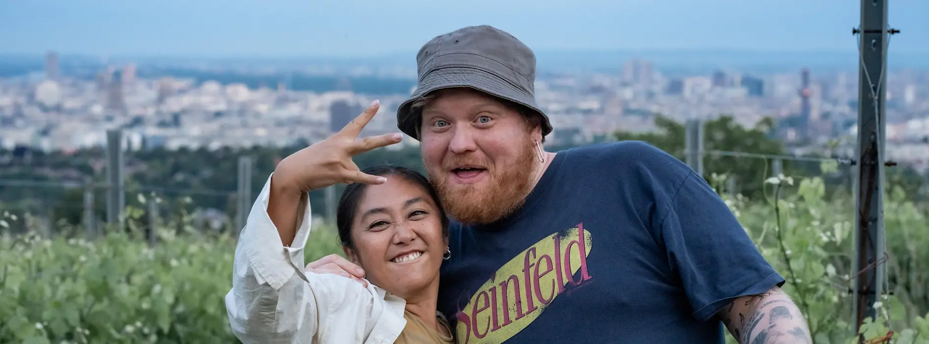 Chefkoch Lukas Mraz mit Sommelière Jessica Tan in den Wiener Weinbergen