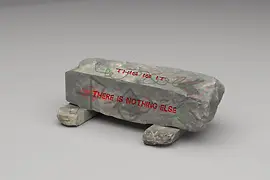 Objeto de exposición Lukas Thaler: Piedra con letras rojas