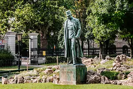 Socha císaře Františka Josefa I. v Burggartenu ve Vídni
