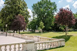 Pohled na trávník a jezdecký pomník Františka Štěpána v Burggartenu ve Vídni