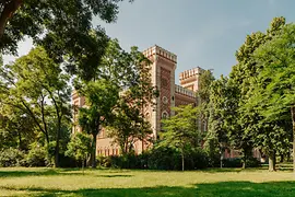 Heeresgeschichtliches Museum, Außenansicht mit Park