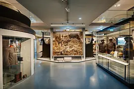 Heeresgeschichtliches Museum, Ausstellungansicht mit Gemälden und Uniformen