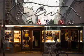 Vue du soir sur l'entrée du Filmcasino à Vienne avec éclairage au néon