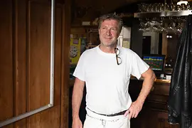 Aubergiste à l'intérieur du restaurant Zum Alten Fassl à Vienne-Margareten