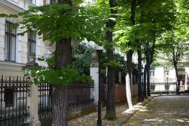 Rue privée bordée d’arbres autour du Margaretenhof à Vienne