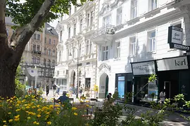 Rue avec parc verdoyant et bancs sur la Margaretenplatz à Vienne