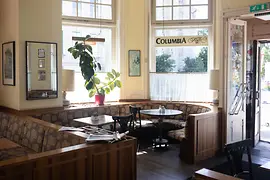 Intérieur du Café Rüdigerhof à Vienne avec banquettes et grandes fenêtres