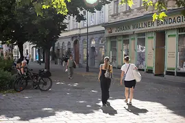 Deux femmes flânant sur la Margaretenplatz à Vienne