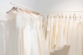 Robes blanches élégantes dans la boutique viennoise de la marque Elfenkleid