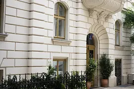 Vue de la Zeinlhofergasse dans le quartier Margareten à Vienne avec ses façades uniformes