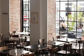 Vue de l’intérieur du Café Propeller sur la Margaretenstraße à Vienne vers la terrasse extérieure