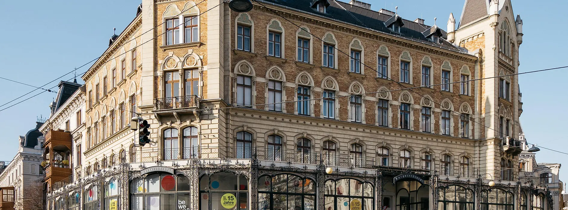 Le Margaretenhof, un immeuble résidentiel privé de plusieurs étages, construit en 1884/85 dans le style historiciste tardif, avec une façade en briques et des tours.