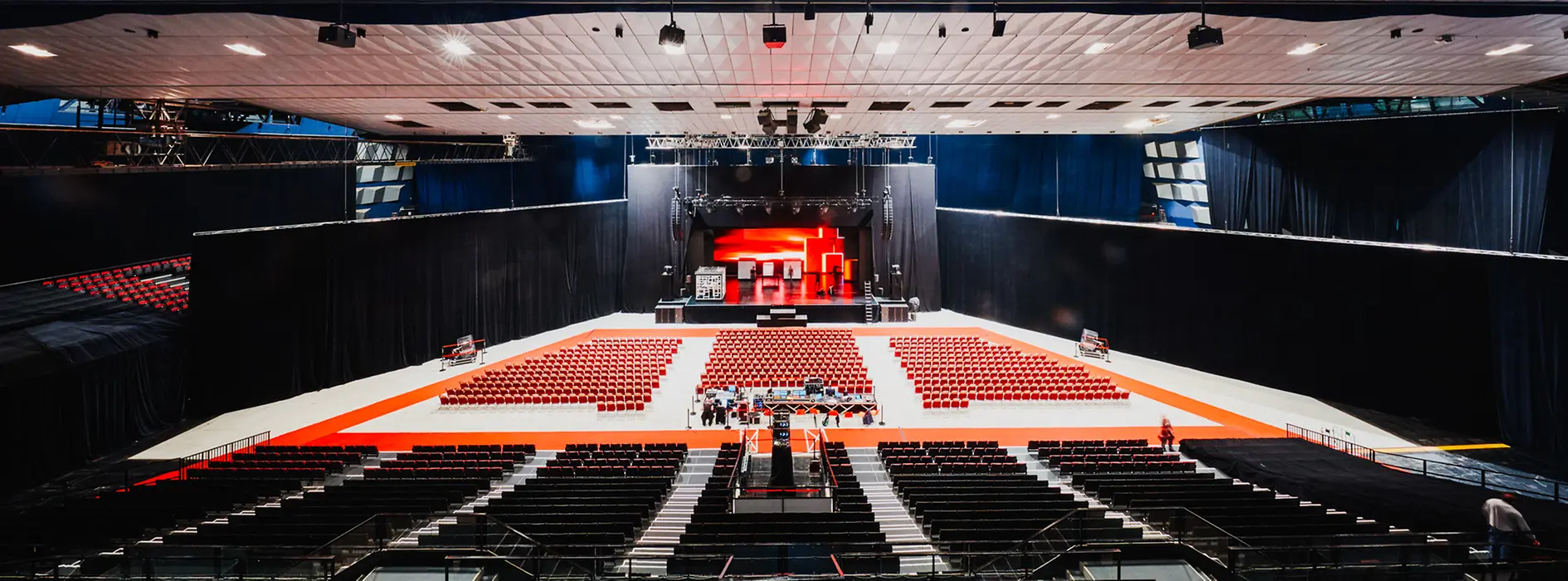 Hall D of the Vienna Stadthalle, stage version half