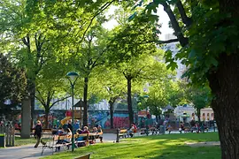 Parque con bancos y árboles