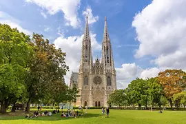 Iglesia Votiva con parque